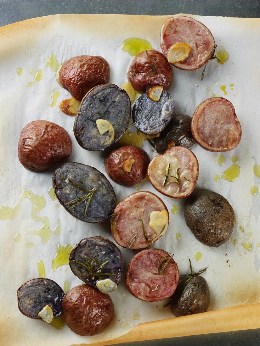 Gebratene rote und violette Biokartoffeln mit Rosmarin und Olivenöl von der Skoloff Valley Farm in Pennsylvania