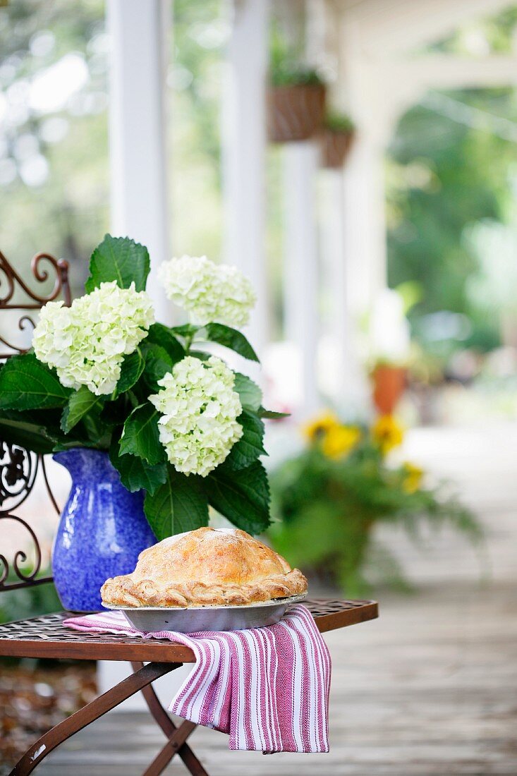 Ganze Pie auf Beistelltisch auf Terrasse