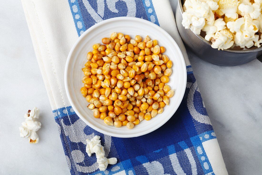Maiskörner und Popcorn