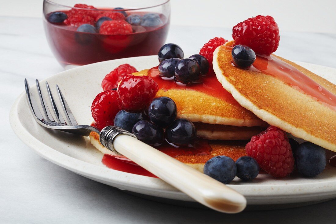 Pancakes mit Beeren und Fruchtsirup