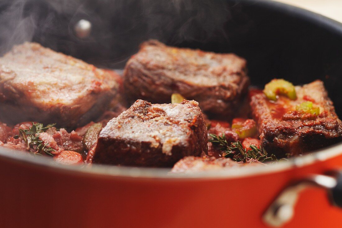 Boeuf Bourguignon im Kochtopf