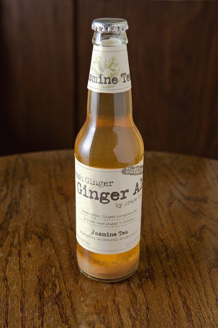 Eine Flasche Jasmintee Ginger Ale