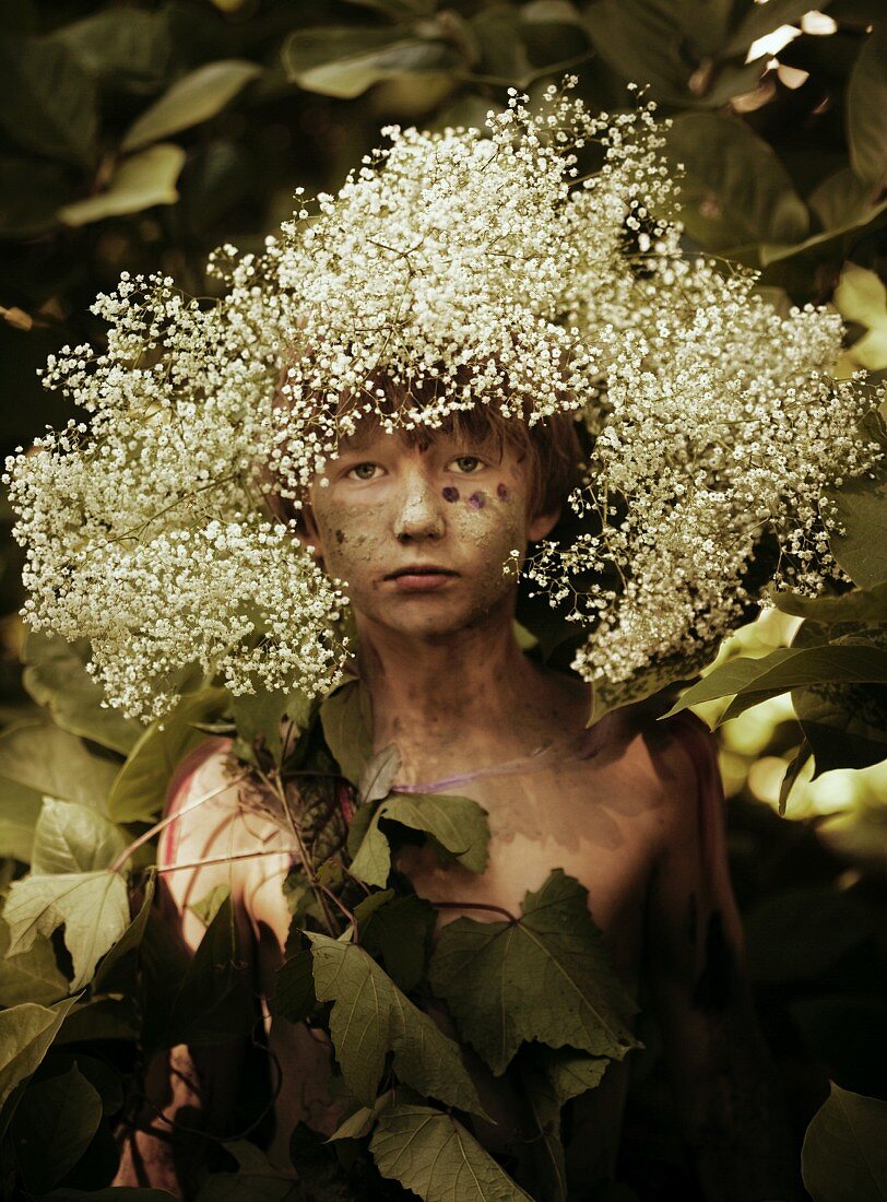 Junge als Wald-Nymphe mit Holunderblütenhaar und Weinblätterkleid