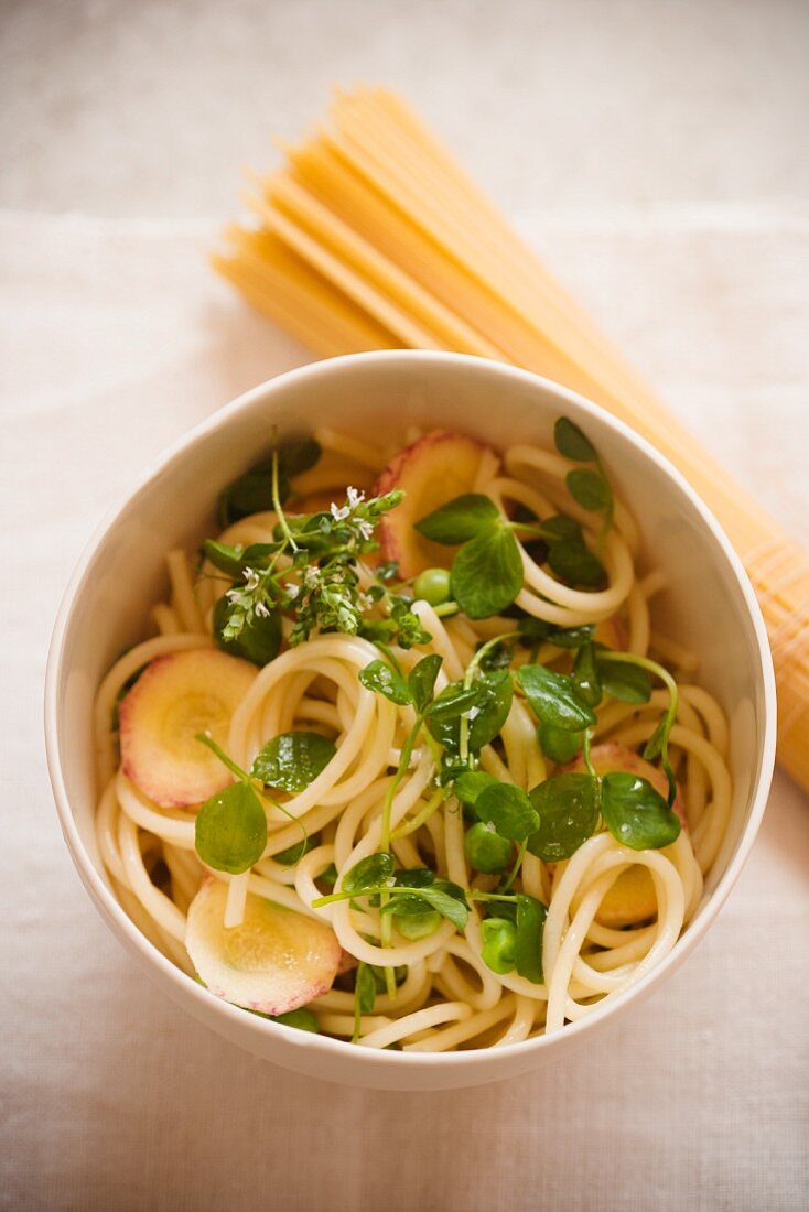 Spaghetti mit frischen Kräutern und Erbsen