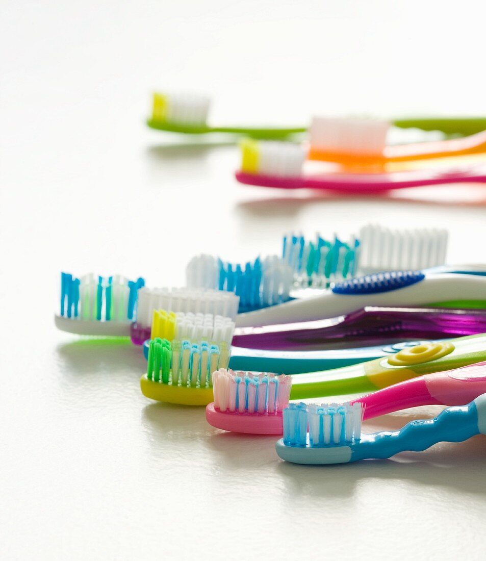 Viele verschiedene bunte Zahnbürsten