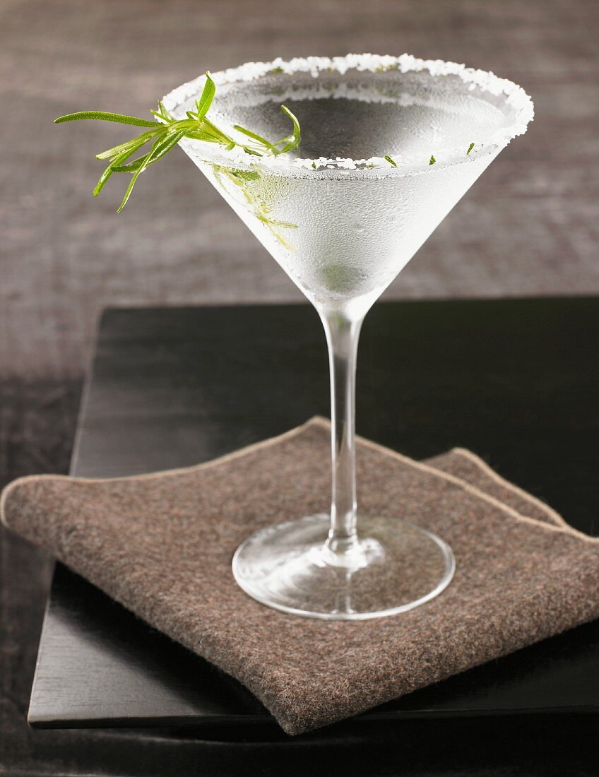 Ein Glas Rosmarin-Martini