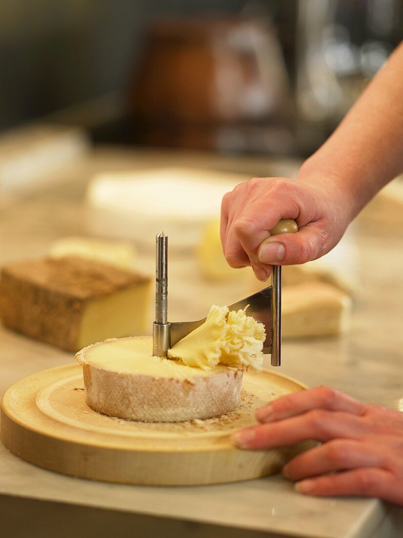 Käse mit Käsehobel schneiden