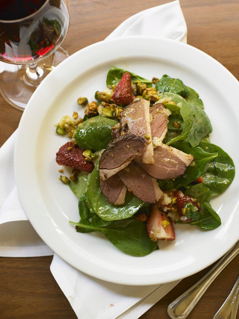 Spinatsalat mit Erdbeeren, Entenbrust & Pistazien