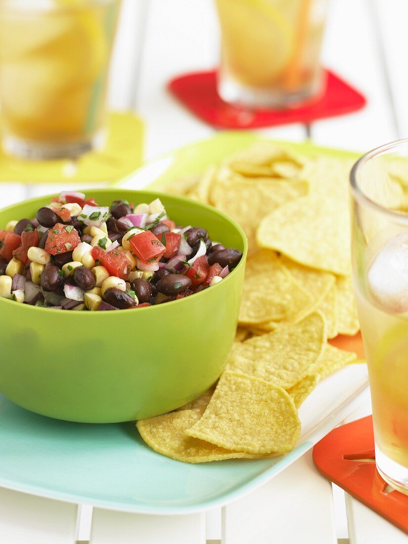 Salsa mit schwarzen Bohnen, Mais & Tomaten, dazu Tortillachips