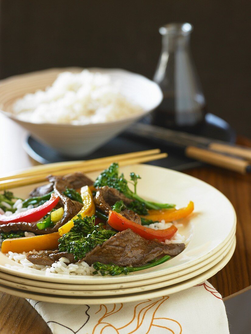 Rindfleisch mit Paprika & Brokkoli auf Reis