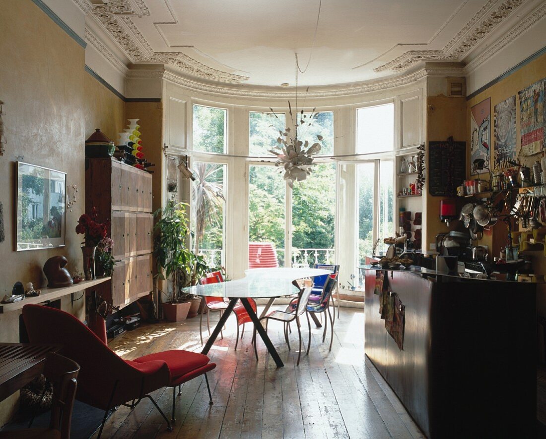 Nostalgic kitchen with a mix of furniture styles in the bay window of a villa