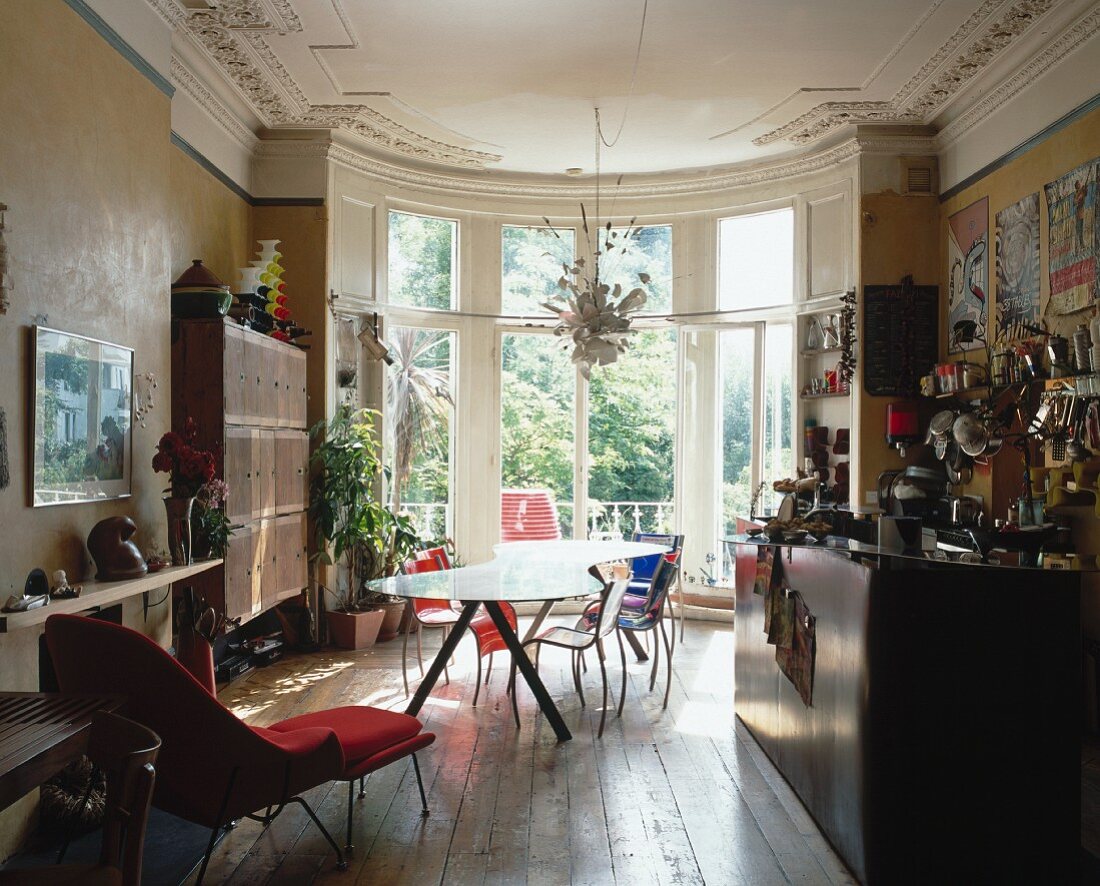 Nostalgische Küche mit Möbeln im Stilmix im Erker einer Villa