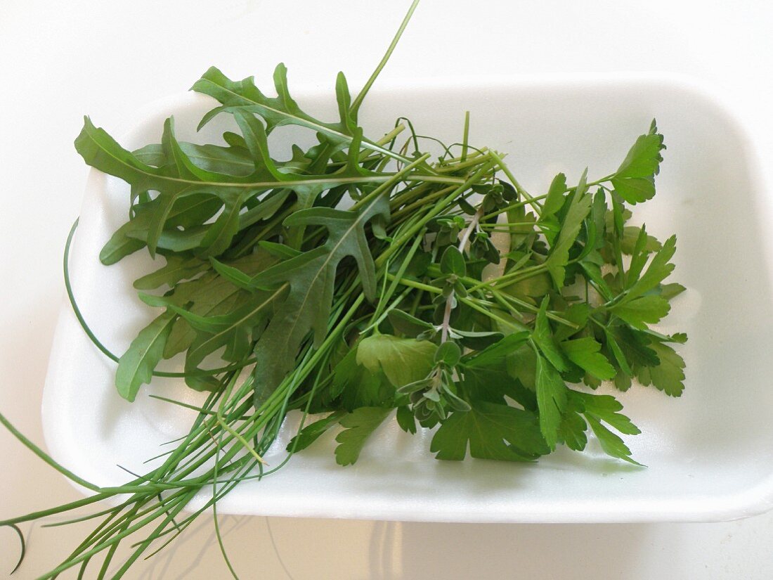 Frische Kräuter (Rucola, Petersilie, Schnittlauch)