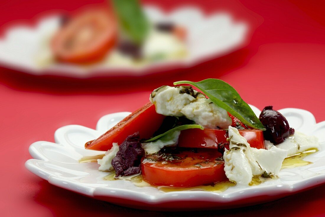 Caprese-Salat mit Tomaten, Mozzarella und Basilikum