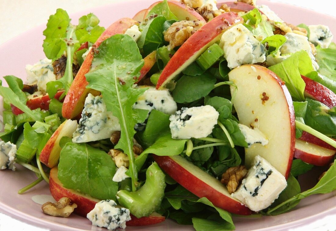 Mixed leaf salad with apple, blue cheese and walnuts