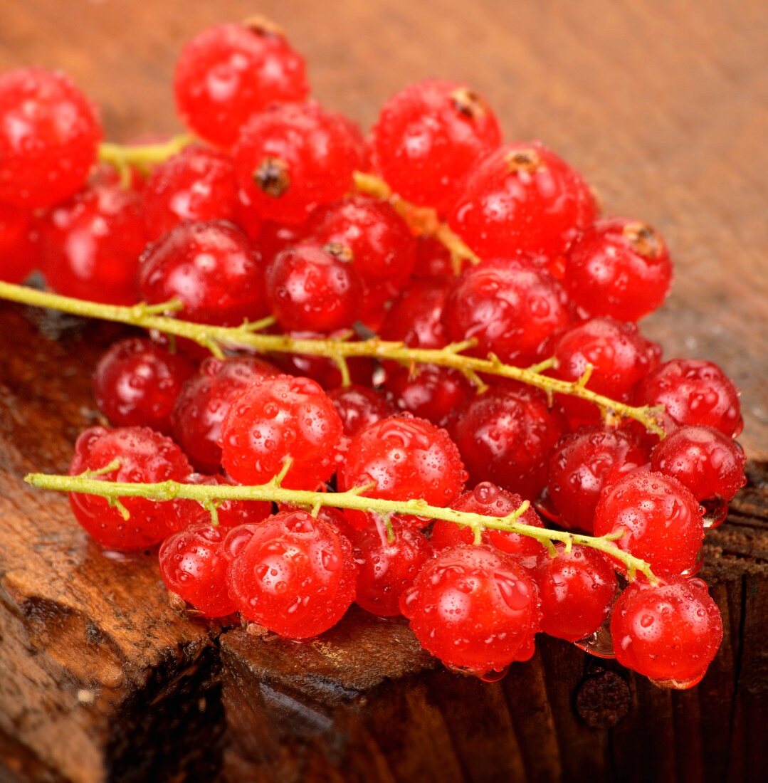 Redcurrants on wood (close-up)