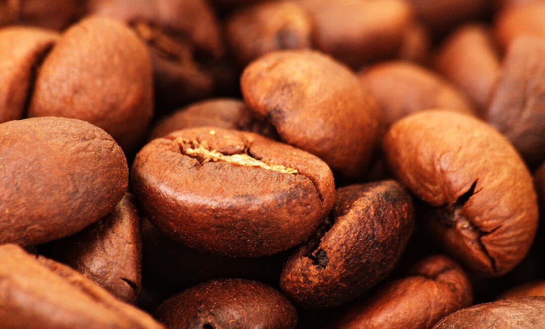 Roasted coffee beans (close-up)