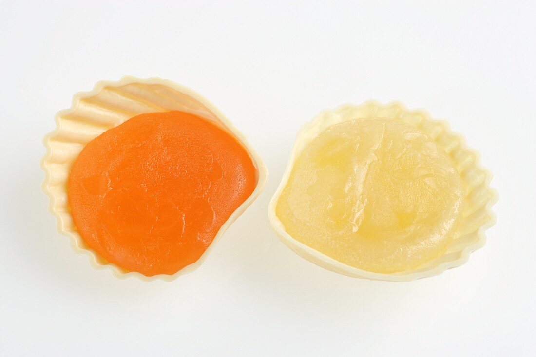 Orangen- und Zitronengelee in Muschelschalen