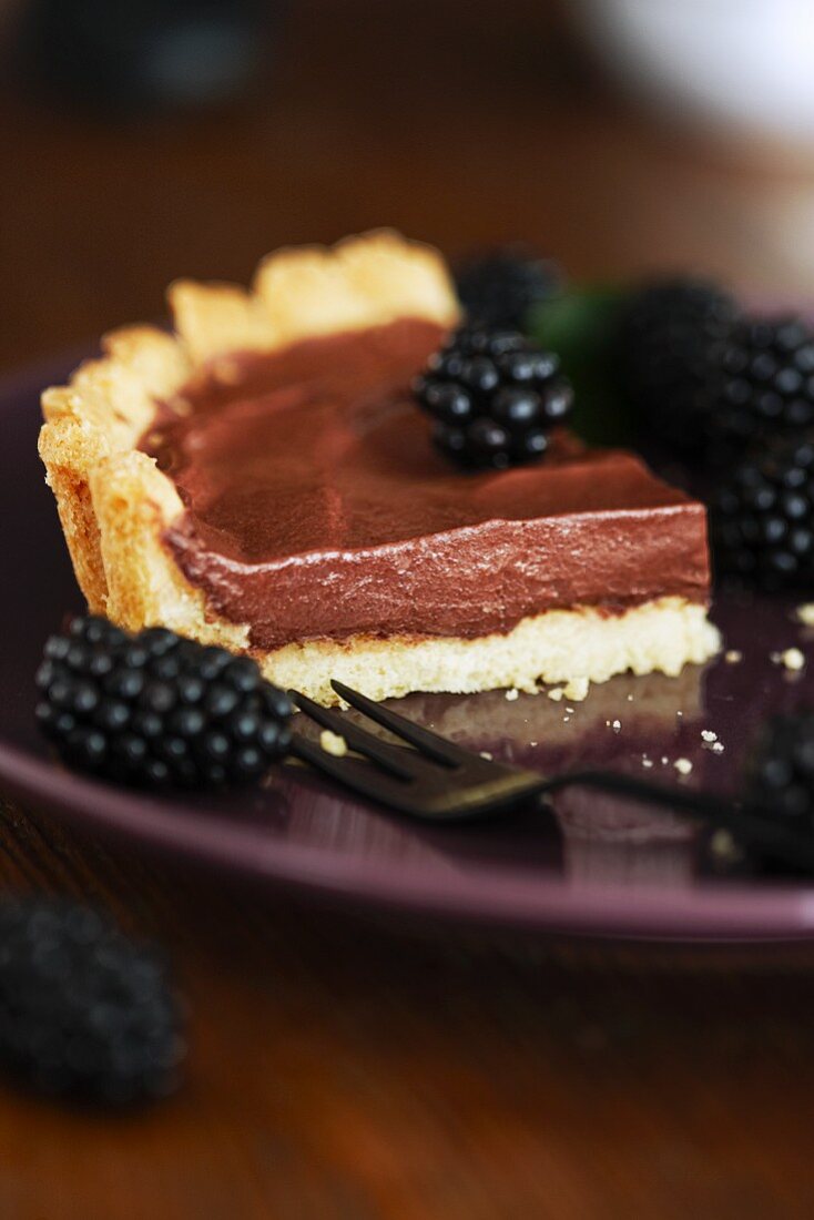 Schokoladenmoussetarte mit Brombeeren