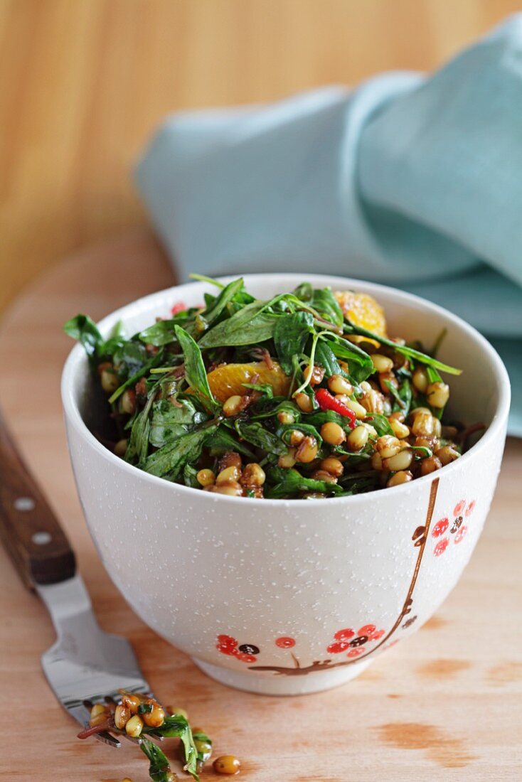 Bulgursalat mit Oregano, Paprika und Orangen