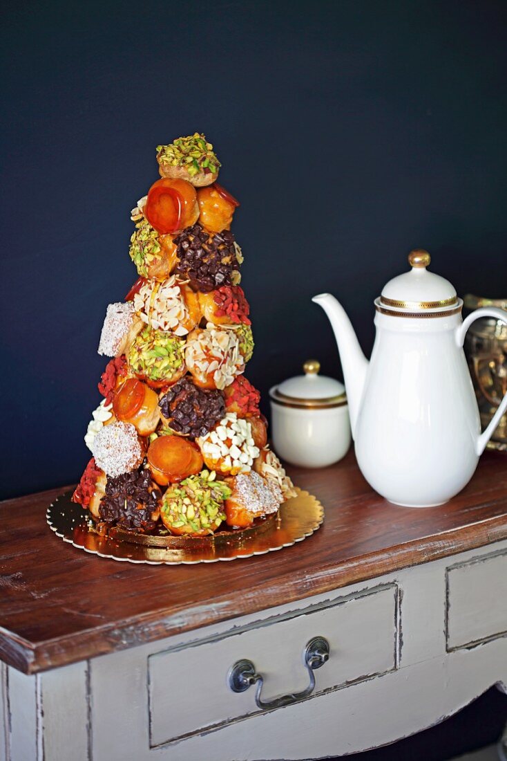 Pyramide aus Doughnuts auf Kommode