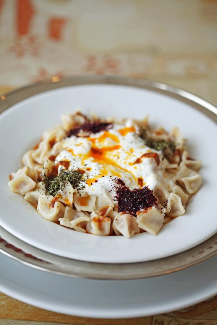 Manti (türkische Tortellini) mit Joghurtsauce