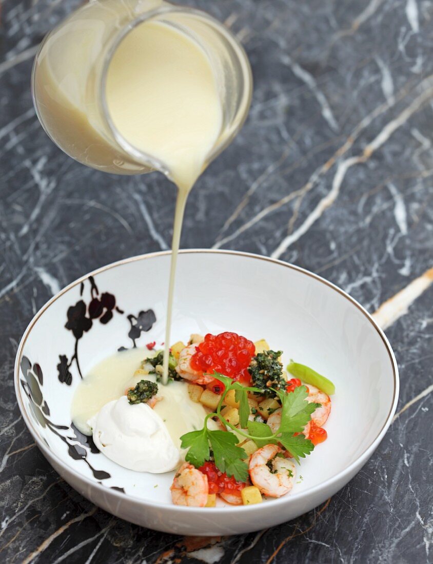 Kartoffelsuppe mit Garnelen, Pesto und Ketakaviar