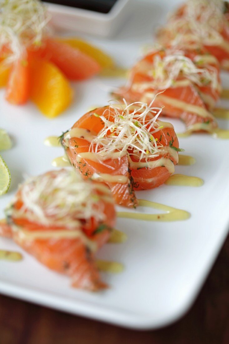 Salmon rolls with bean sprouts