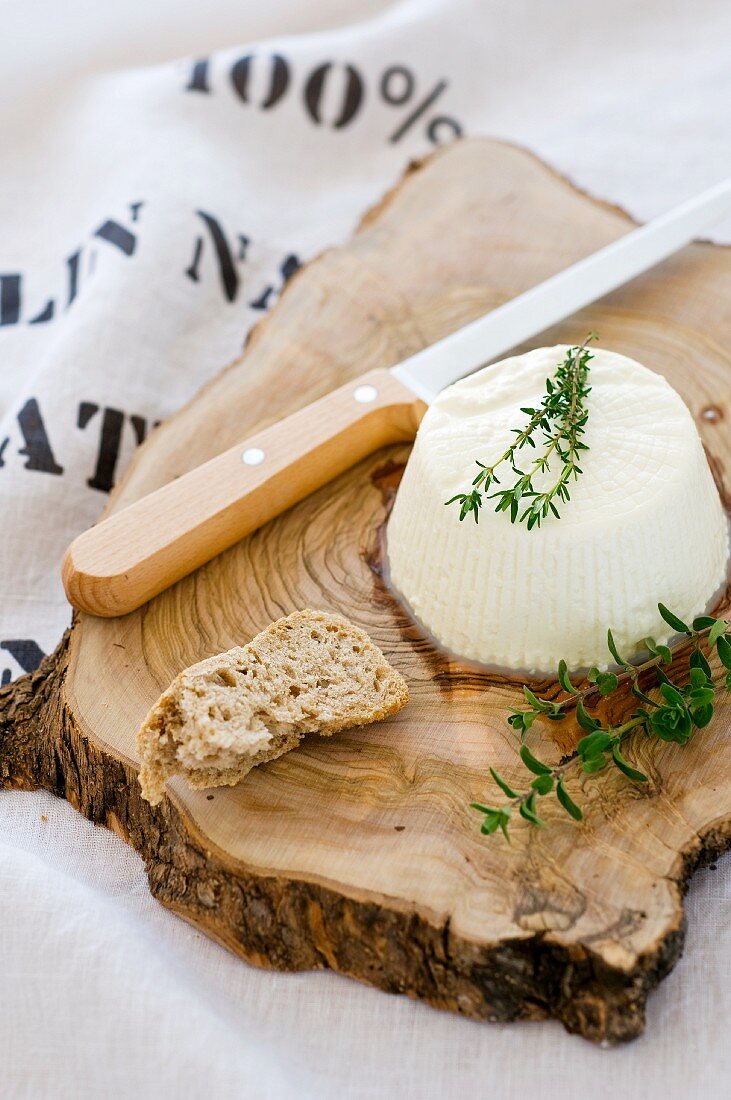 Goat's cream cheese with thyme and bread