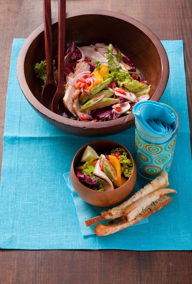 Kalifornischer Avocado-Mango-Salat mit Putenbrustfilet