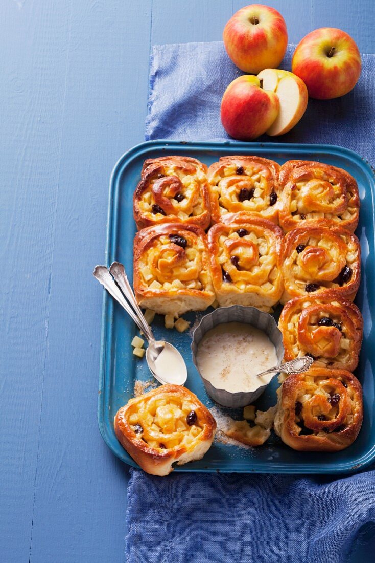 Apfel-Rosenkuchen mit Vanillesauce