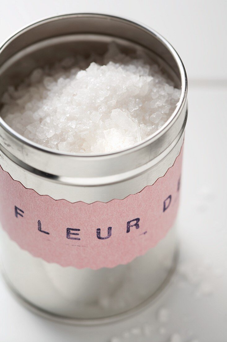 Fleur de Sel (Meersalz) in einer Gewürzdose