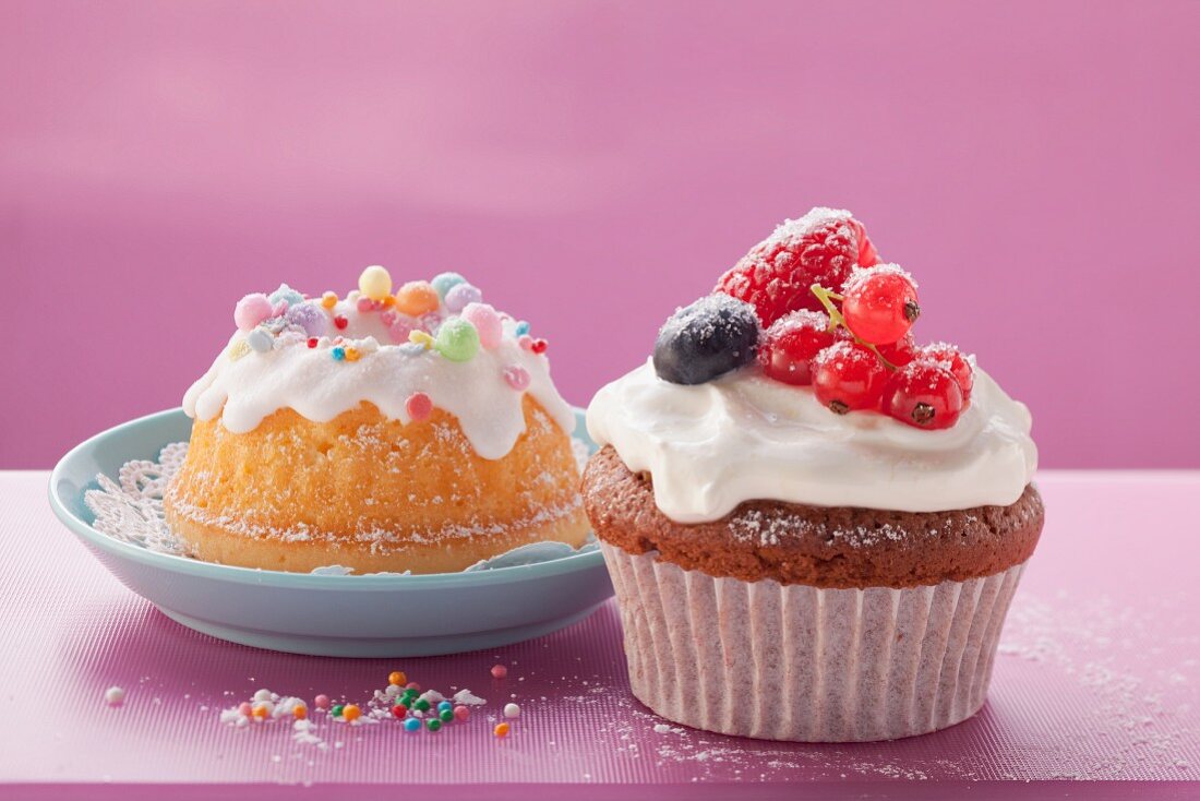 Mini-Gugelhupf und Schokomuffin mit Beeren