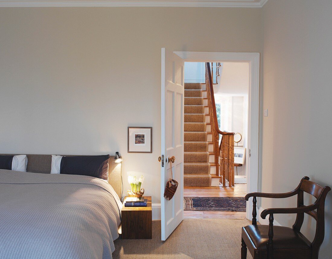 Ein Schlafzimmer, Blick durch die geöffnete Tür auf die Treppe