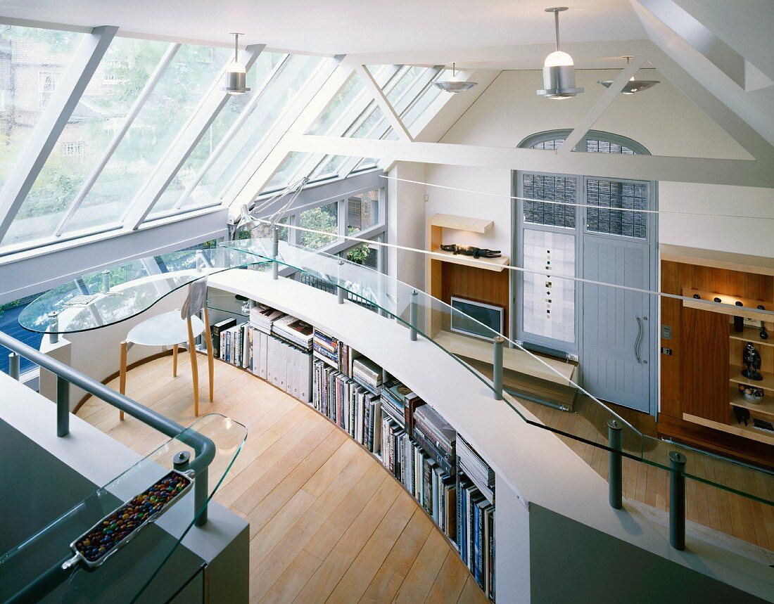 Offener, zweigeschossiger Wohnraum - Büroplatz mit tropfenförmiger Glasplatte und gerundetem Stauraum in Galeriebrüstung