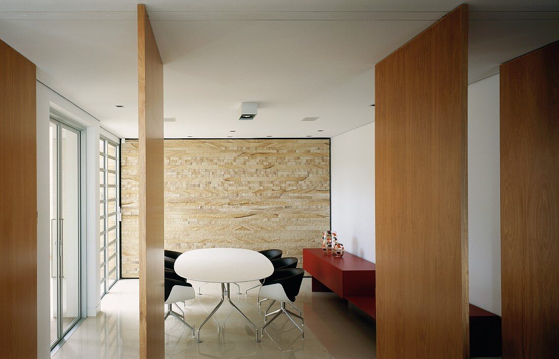Dining room with table, chairs & free-standing wooden partitions