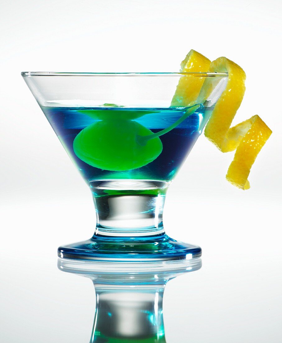Blue Moon Martini mit gelber Kirsche und Zitronenschale