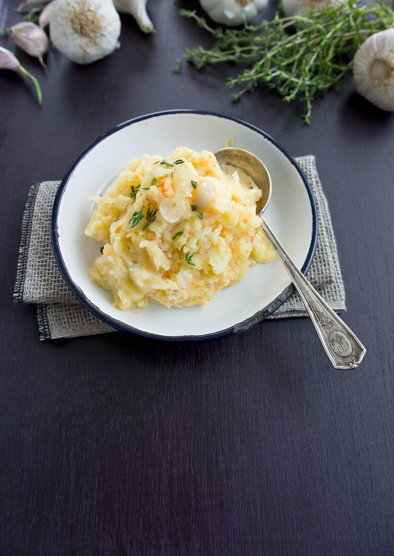Kartoffel-Karottenpüree mit Knoblauch und Thymian