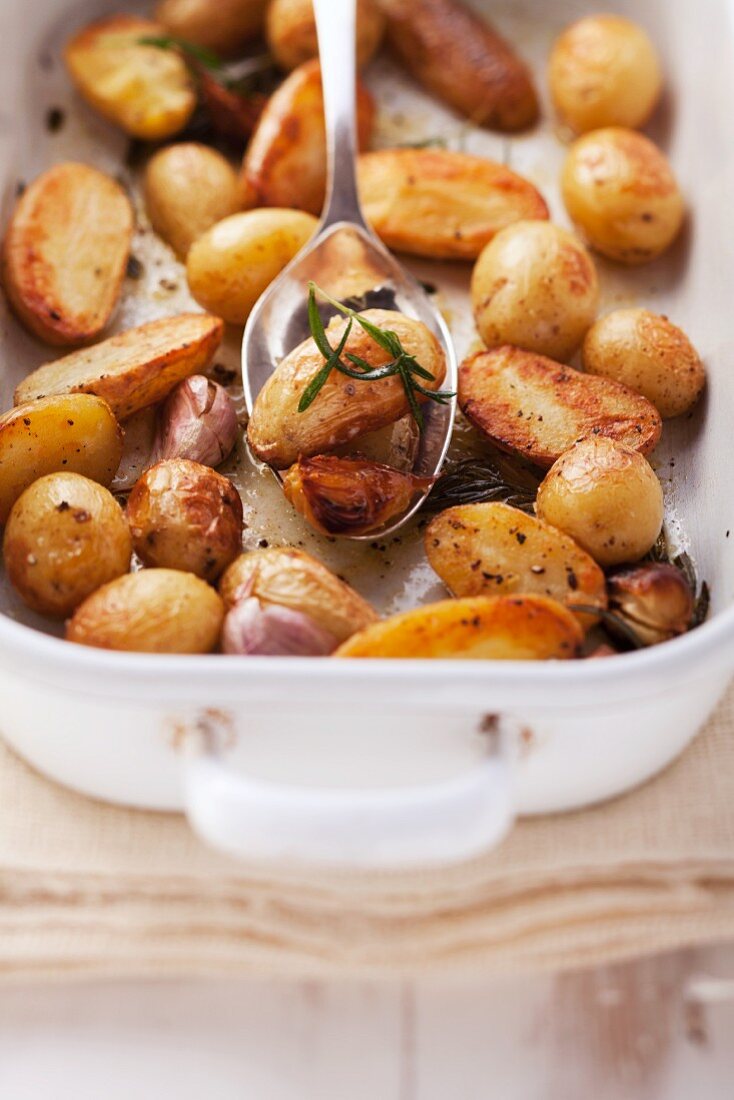 Roast potatoes with rosemary and garlic