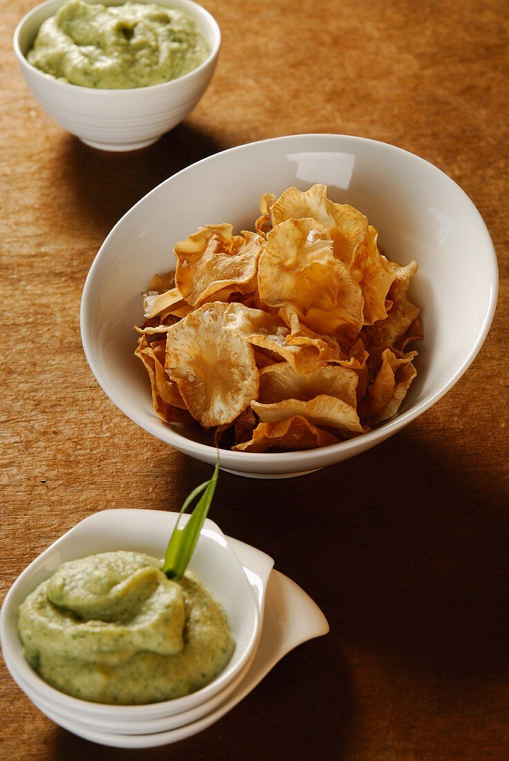 Courgette chips and guacamole