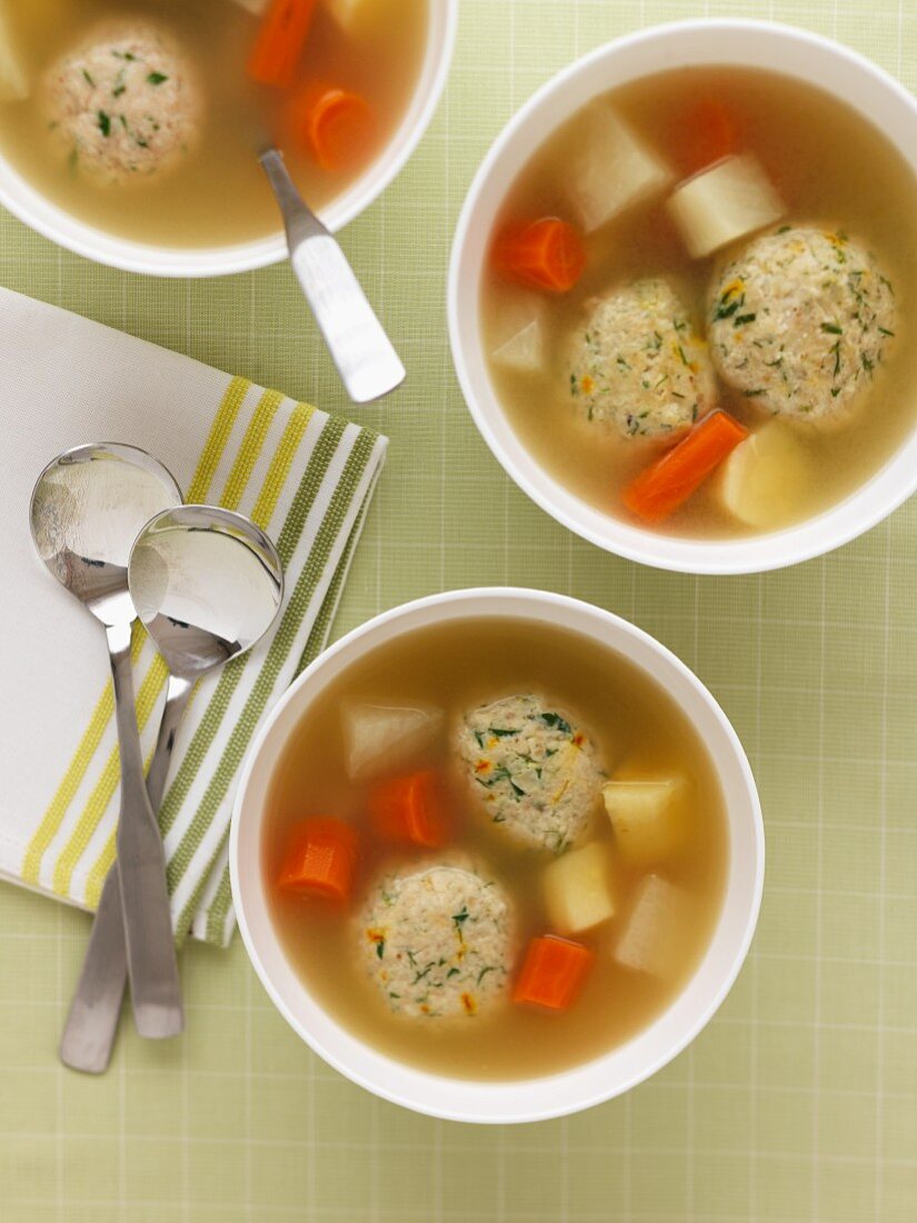 Suppe mit Matzeknödeln und Gemüse
