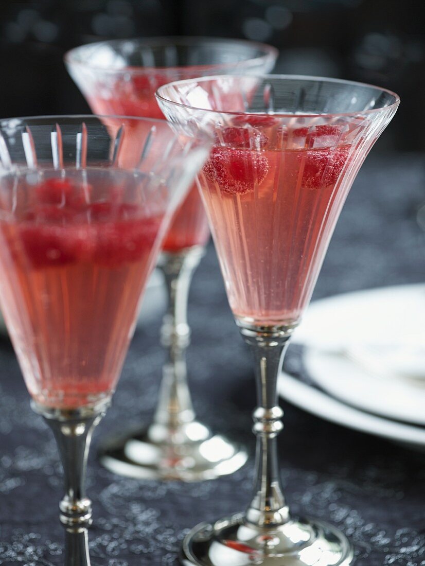 Sektcocktails mit Himbeeren