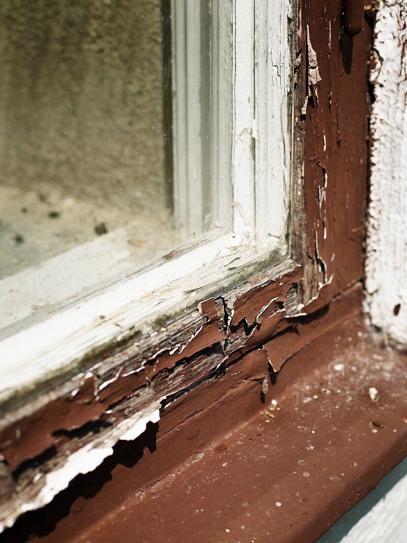 Fensterrahmen mit abgeblätterter Farbe