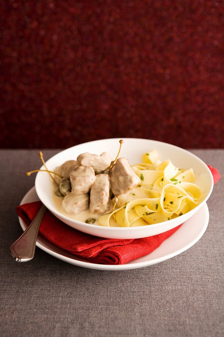 Kalbsragout mit Kapern & breiten Bandnudeln