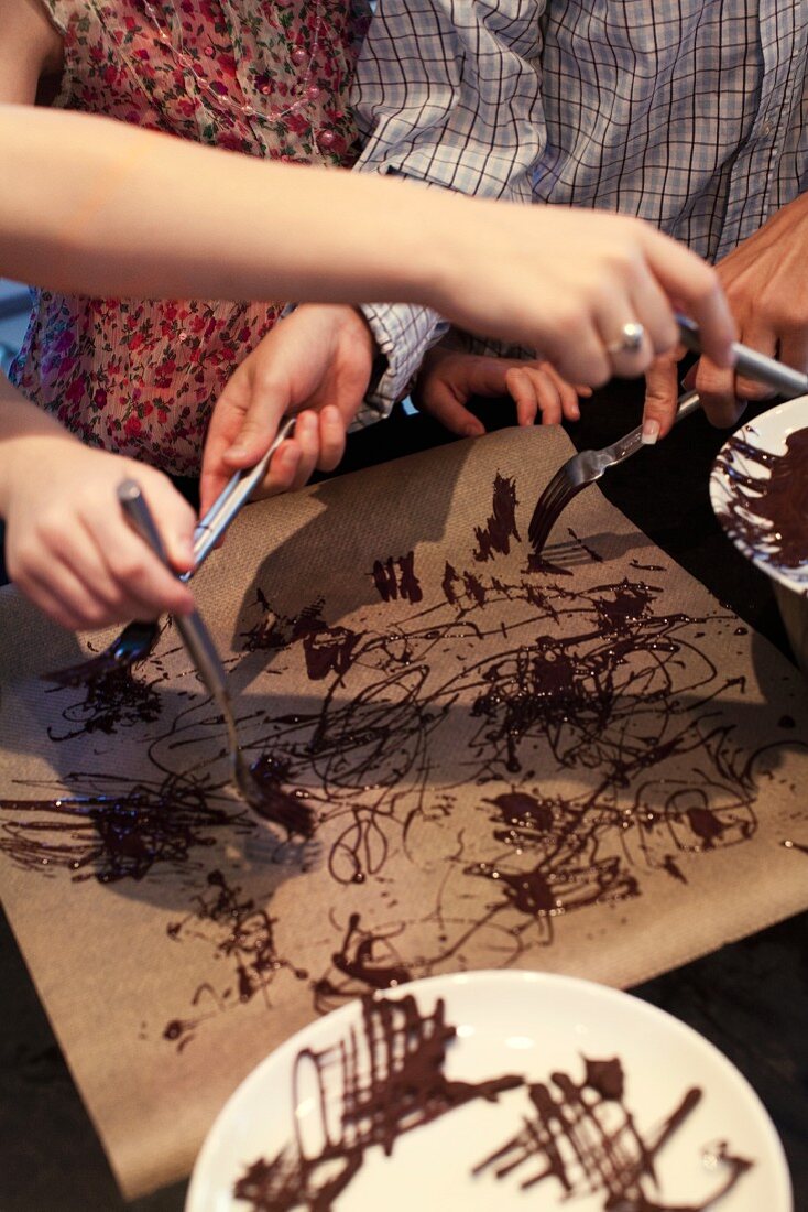 Kinder machen Schokoladendekoration für Kuchen