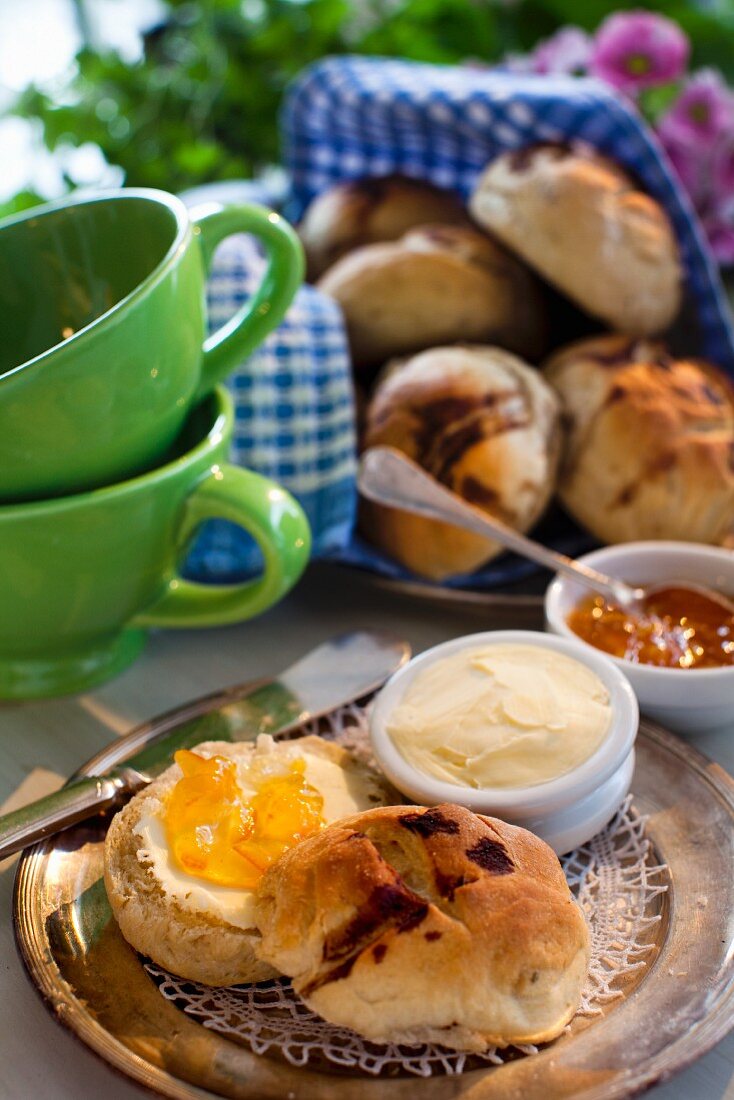 Brötchen mit Butter und Marmelade