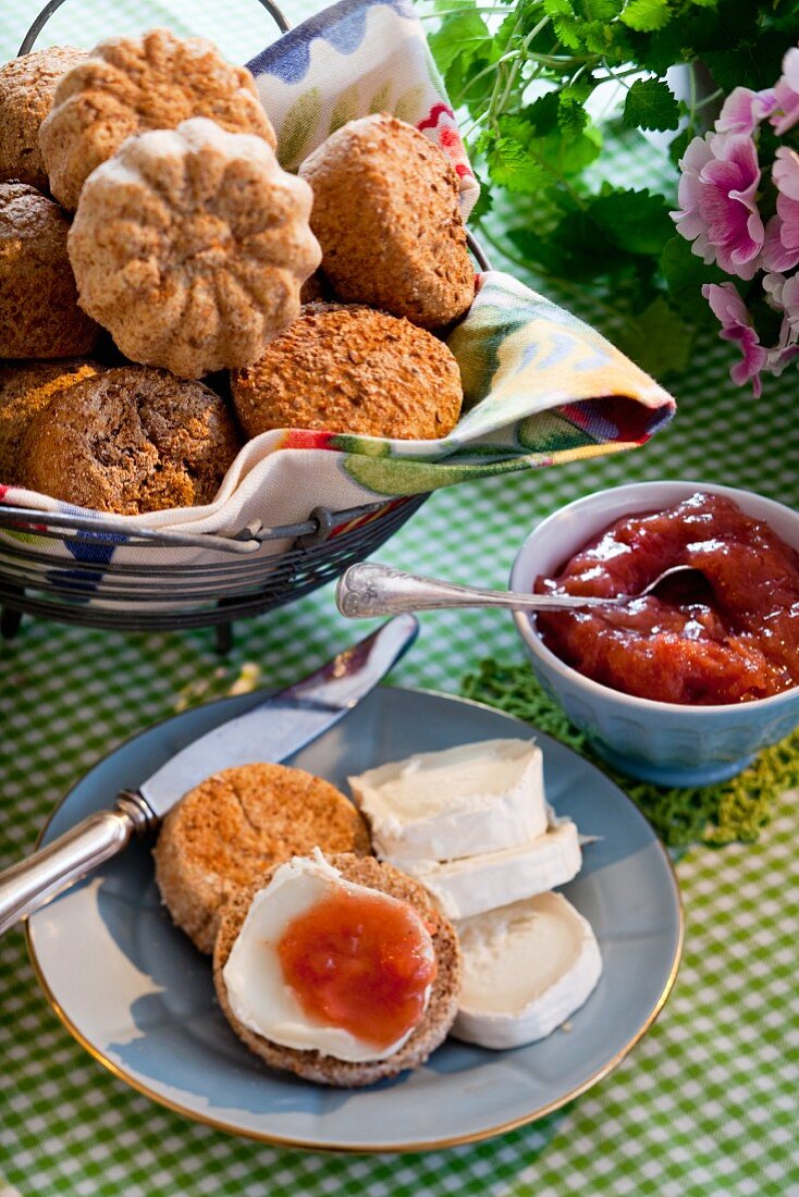 Kümmelbrötchen mit Weichkäse und Marmelade