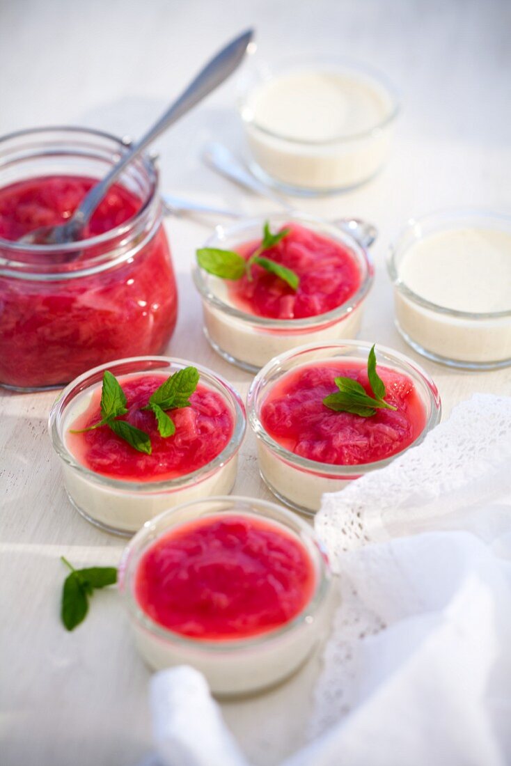 Joghurt Panna Cotta mit Rhabarberkompott