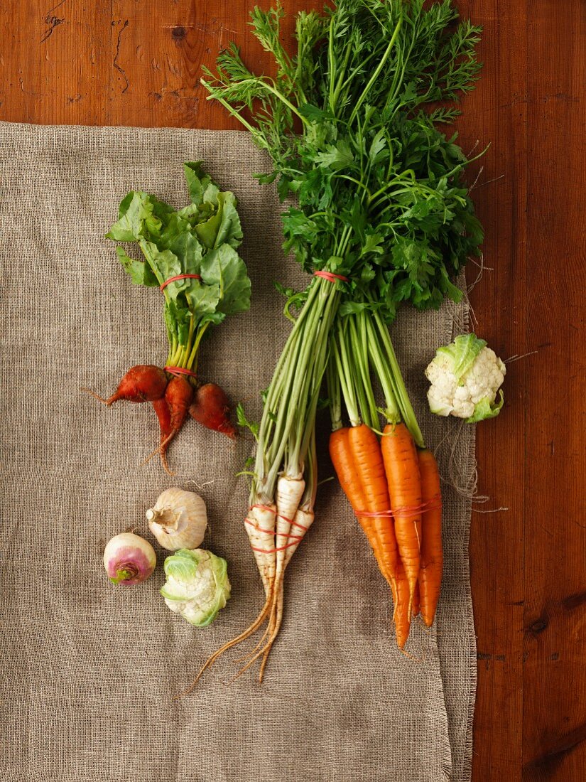 Wurzelgemüse, Blumenkohl und Knoblauch