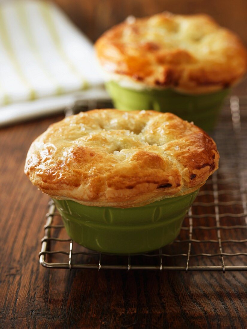 Pot Pies auf Kuchengitter